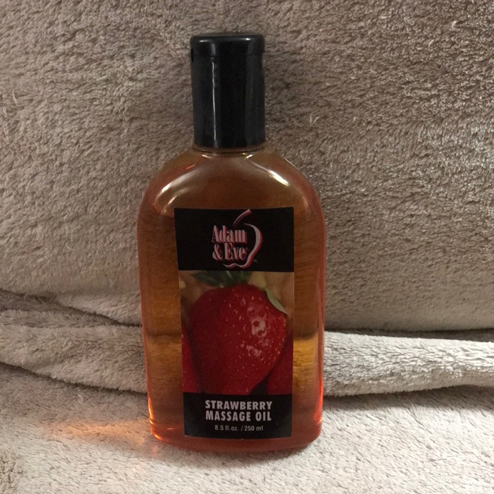 Adam & Eve strawberry 🍓 massage oil 8.5 fl oz / 250ml